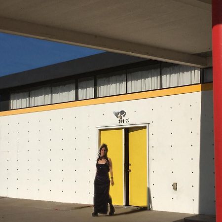 Space Castle: A 1950S Gas Station Transformed Into An Art Themed Wonderland Truth or Consequences Exteriér fotografie