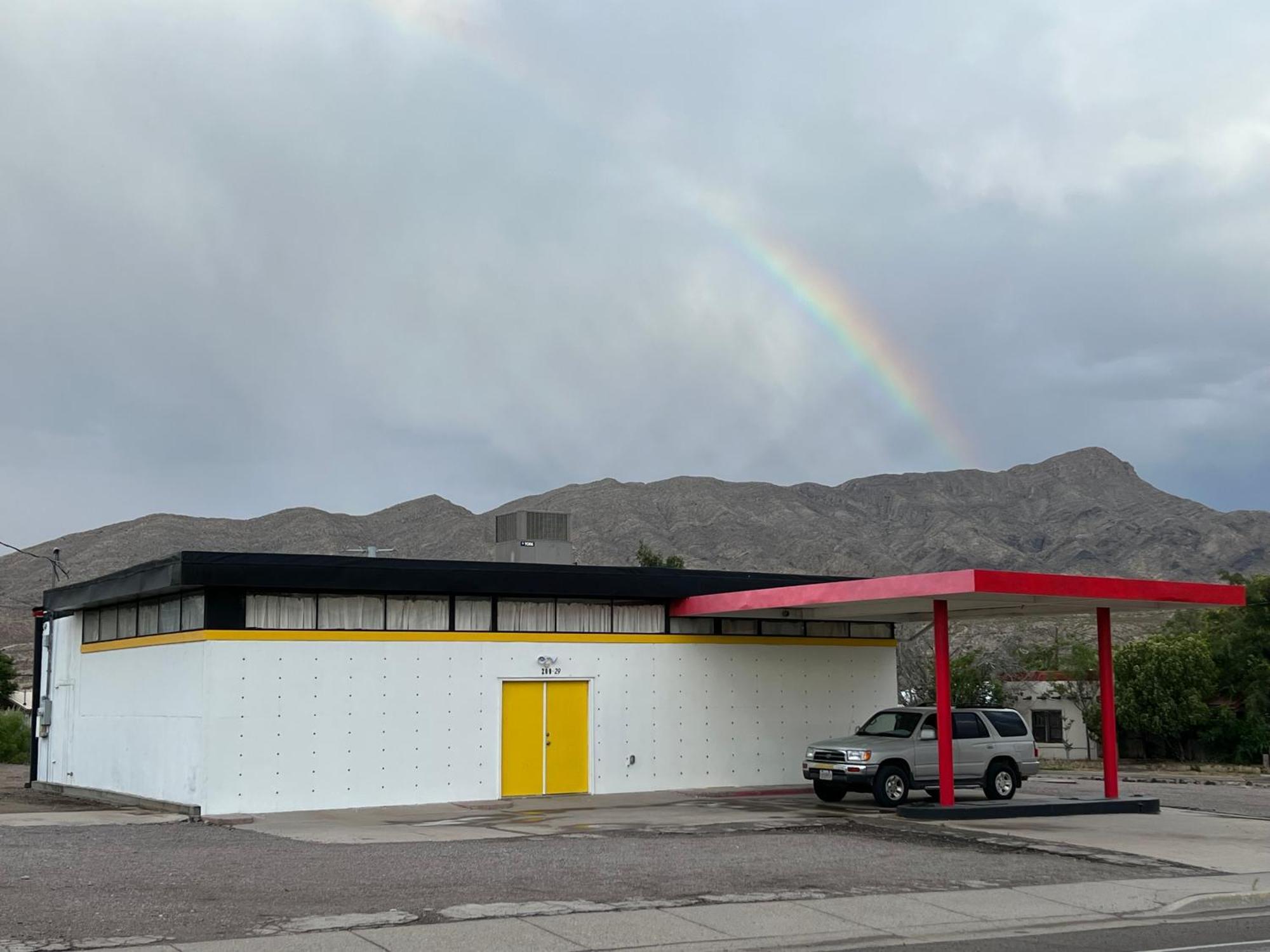 Space Castle: A 1950S Gas Station Transformed Into An Art Themed Wonderland Truth or Consequences Exteriér fotografie